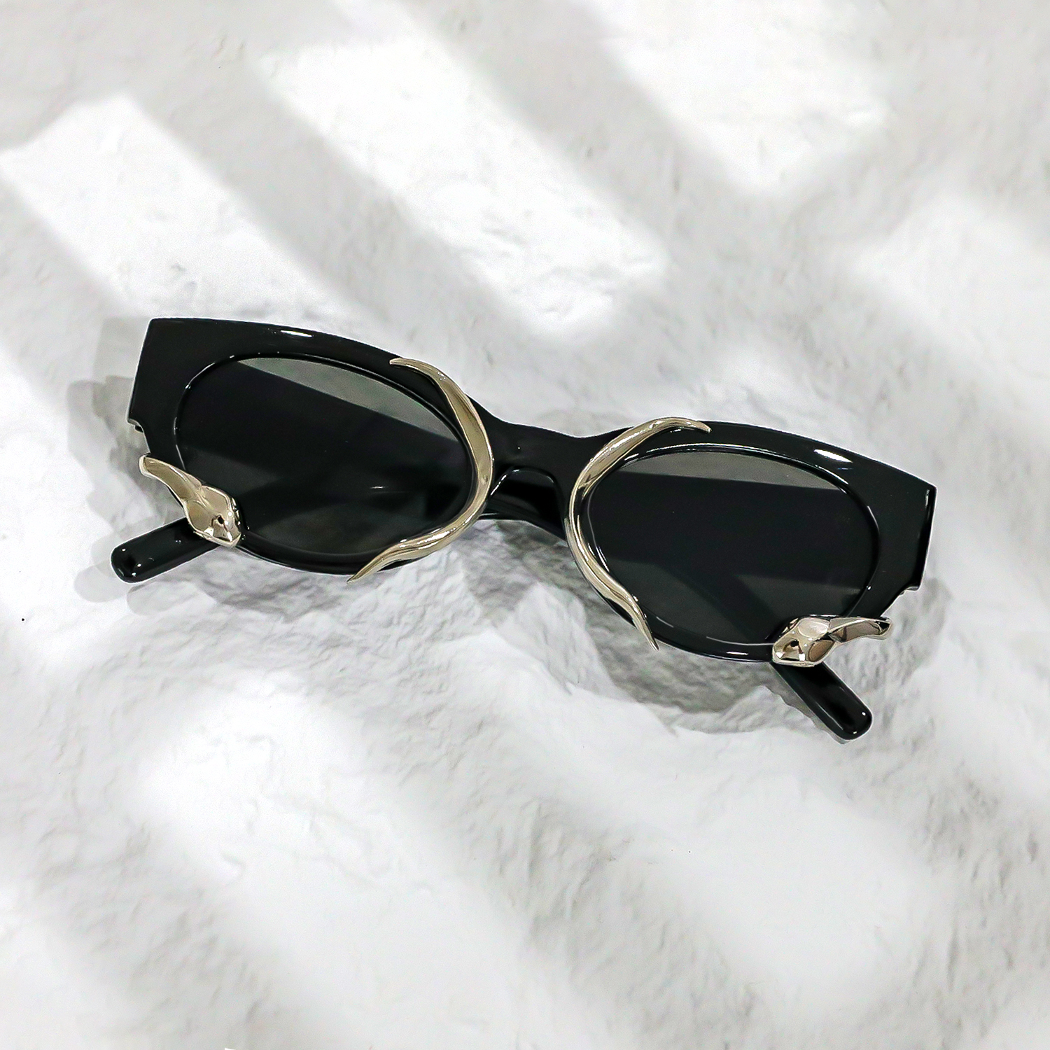 Stereo Spirit Snake Sunglasses - đánh giá và giá Y2K Tech Accessories